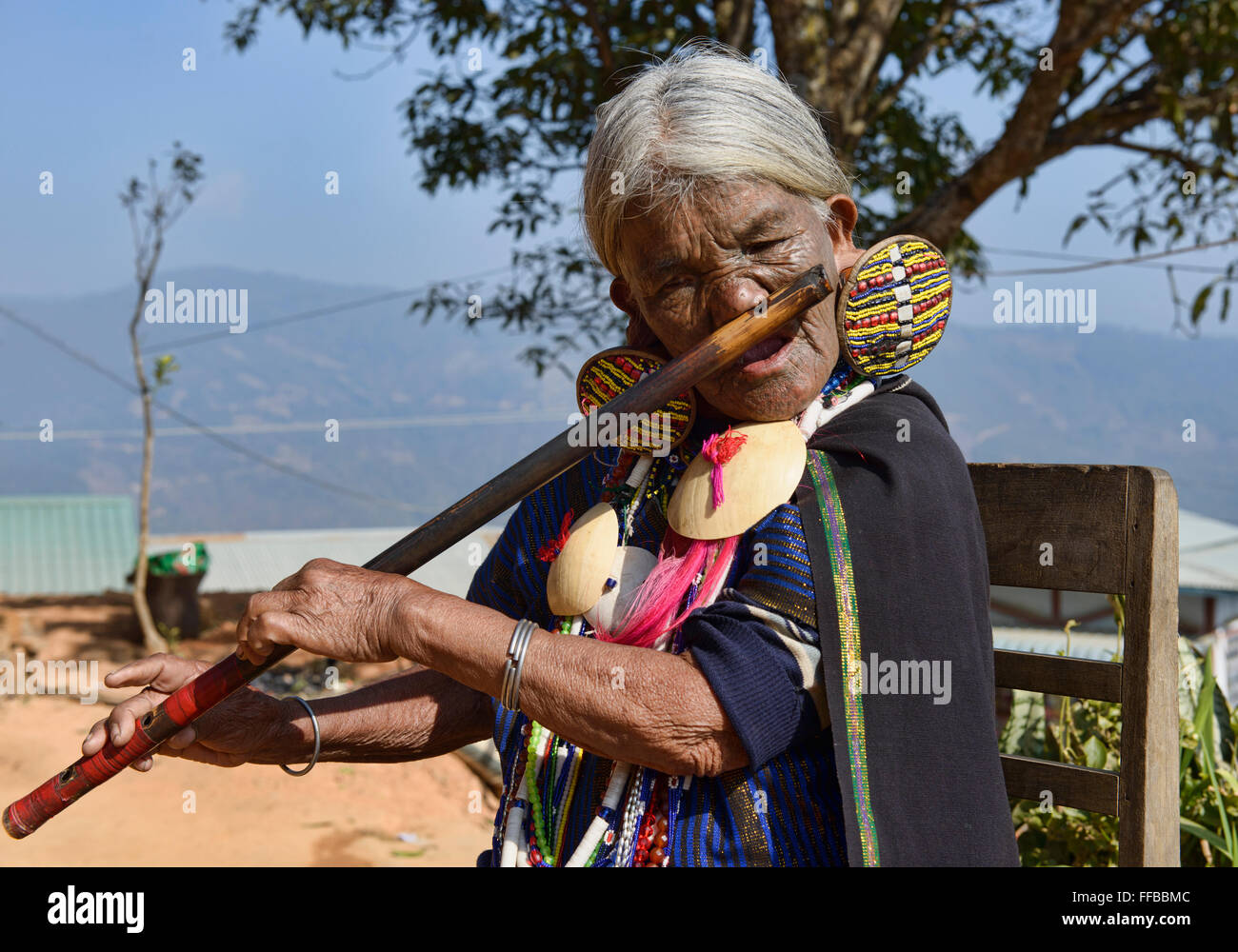 Gieren Shen, Magan Chin Frau mit Gesicht-Tattoos, spielt traditionellen Nasenflöte, Chin State in Myanmar. Stockfoto