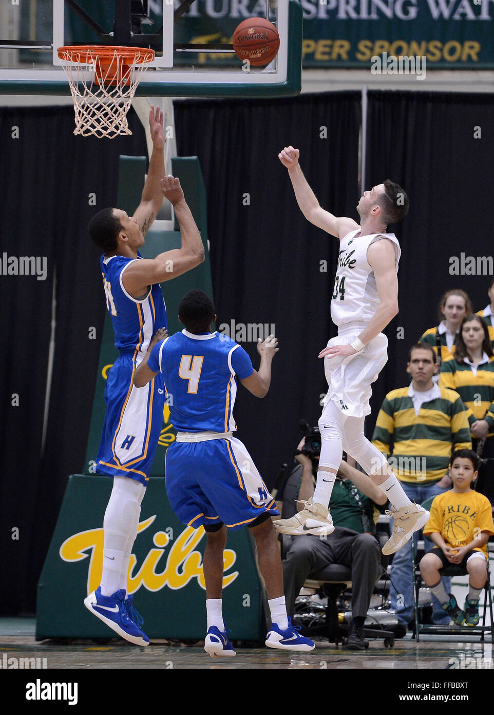 Williamsburg, VA, USA. 11. Februar 2016. 20160211 - William und Mary Guard DAVID COHN (34) Lofts, eine Punktzahl über Hofstra forward ANDRE WALKER (44) und Hofstra bewachen DESURE BUIE (4) in der ersten Hälfte in Kaplan Arena in Williamsburg (Virginia) Credit: Chuck Myers/ZUMA Draht/Alamy Live News Stockfoto