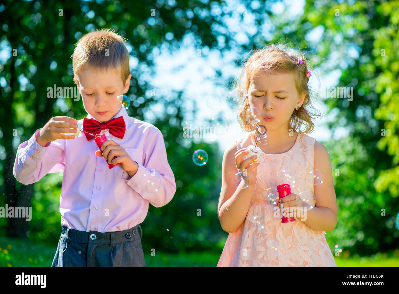 glückliche Kinder Seifenblasen im Freien zu tun Stockfoto