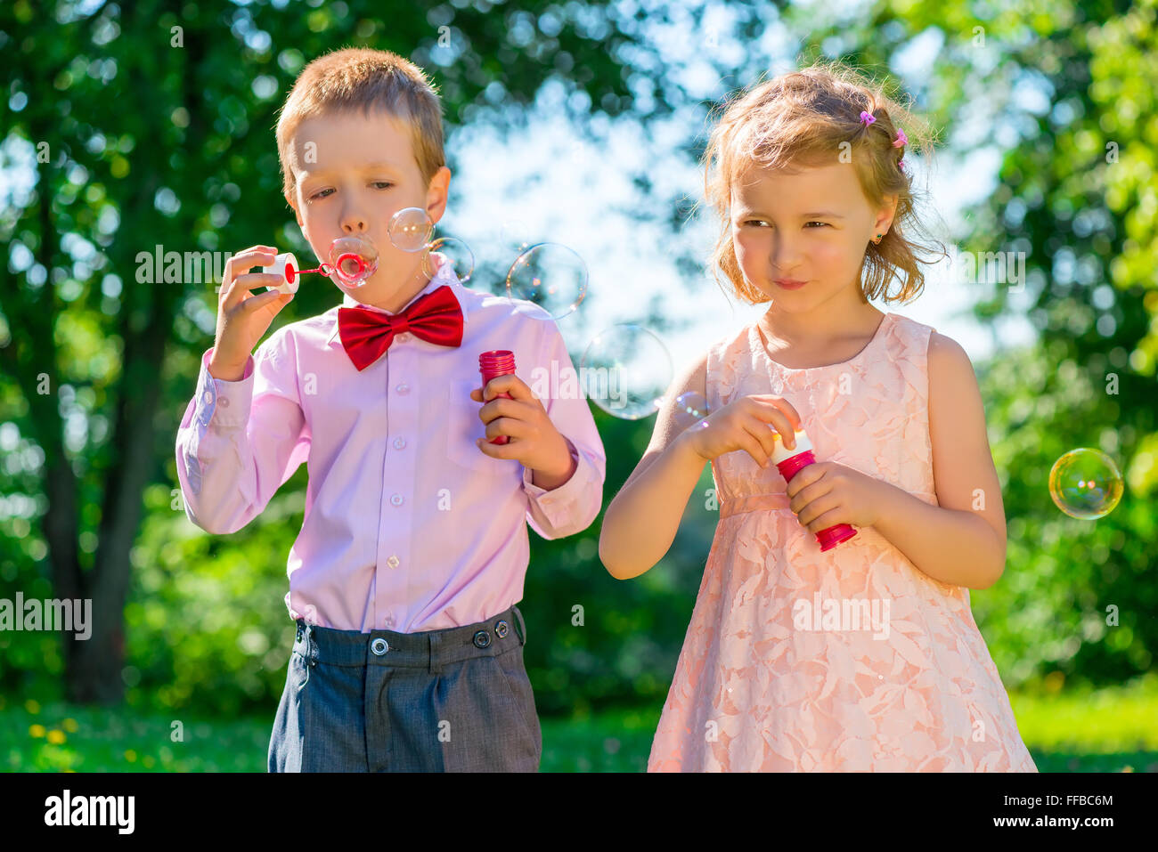 Kinder 6 Jahre alt macht Seifenblasen im park Stockfoto