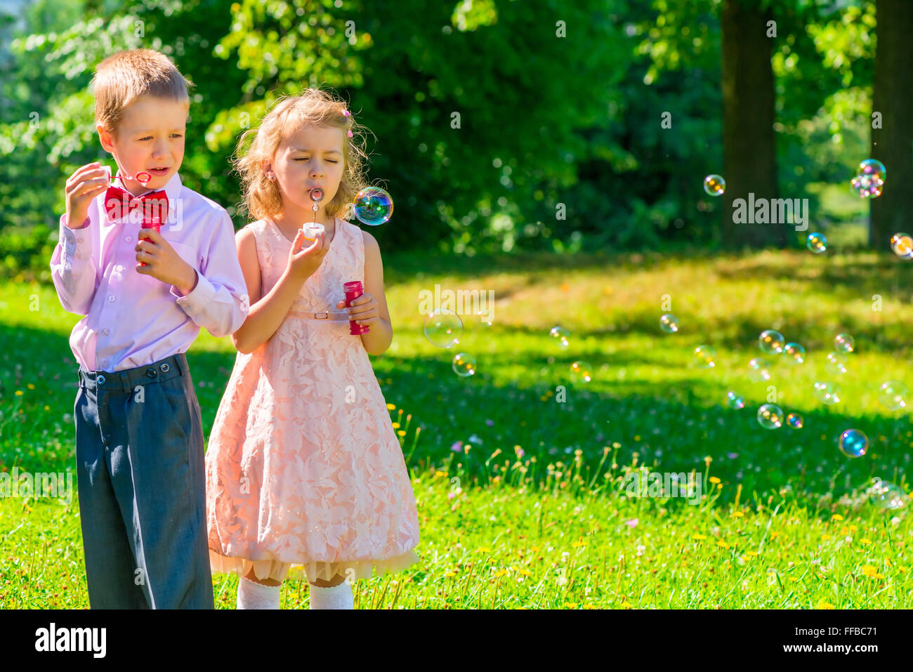 horizontalen Schuss Kind mit Seifenblasen im freien Stockfoto