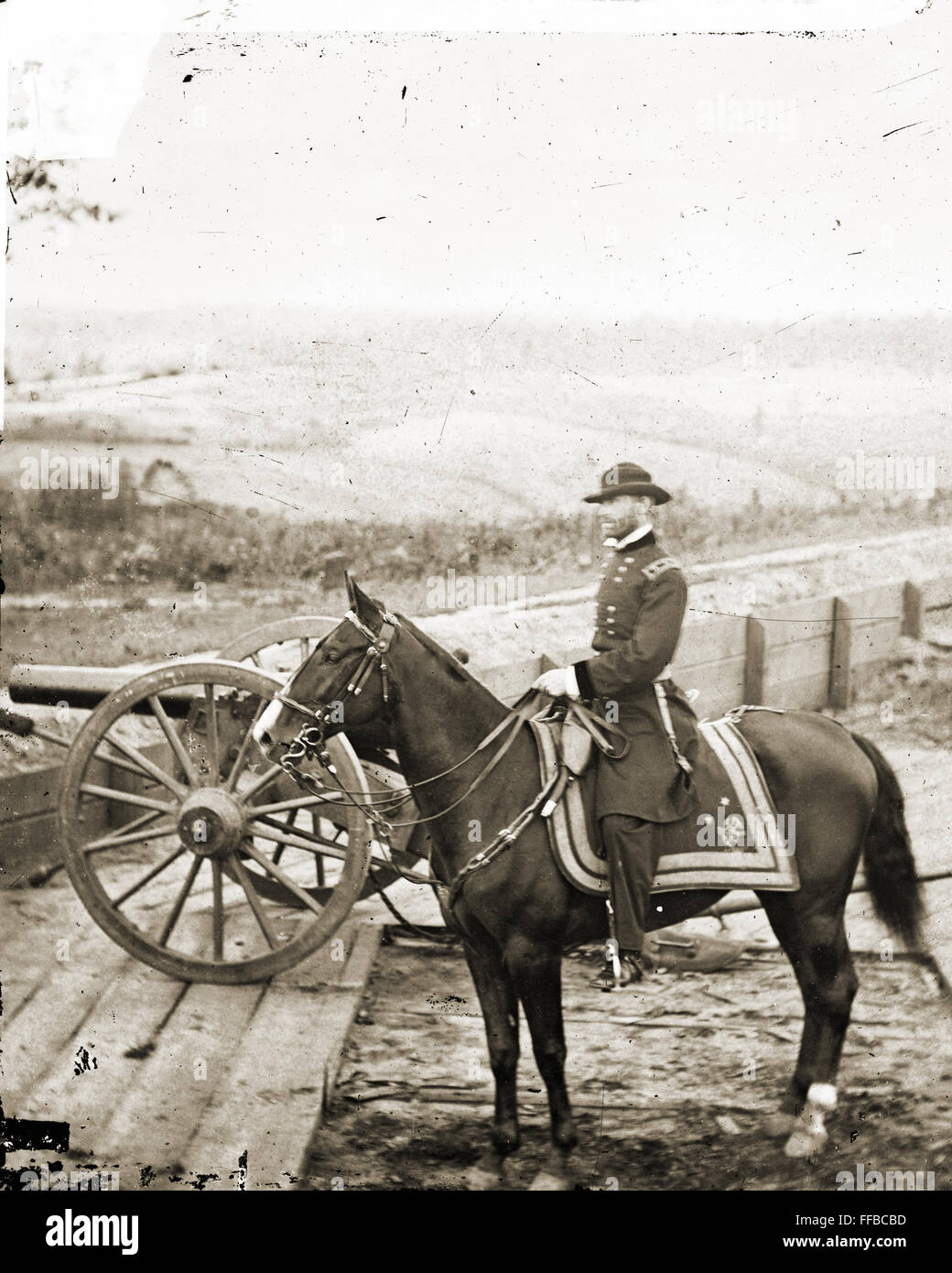 General William T. Sherman auf dem Pferderücken in Bundesrepublik Fort Nr. 7-Atlanta, Ga. Fotografieren des Krieges im Westen. Diese Fotografien sind von Sherman in Atlanta, September-November 1864. Nach dreieinhalb Monaten des unaufhörlichen manövrieren und viel harten Kämpfen gezwungen Sherman Haube, die Munition Zentrum der Konföderierten Armee zu verlassen. Sherman blieb dort ruhen seine Männer Krieg getragen und sammeln Vorräte, fast zweieinhalb Monate. Während der Besetzung gemacht George N. Barnard, offizieller Fotograf der Chief Engineer Office die beste Dokumentation des Krieges im Westen. Stockfoto