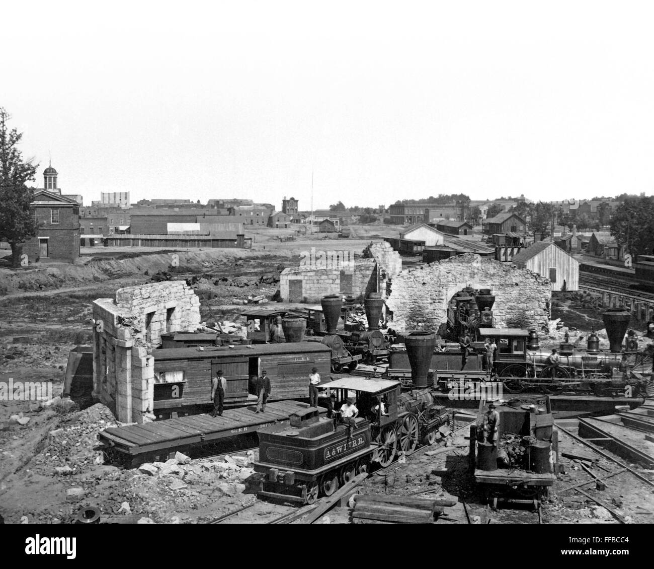 Railroad turntable roundhouse Schwarzweiß-Stockfotos und -bilder - Alamy