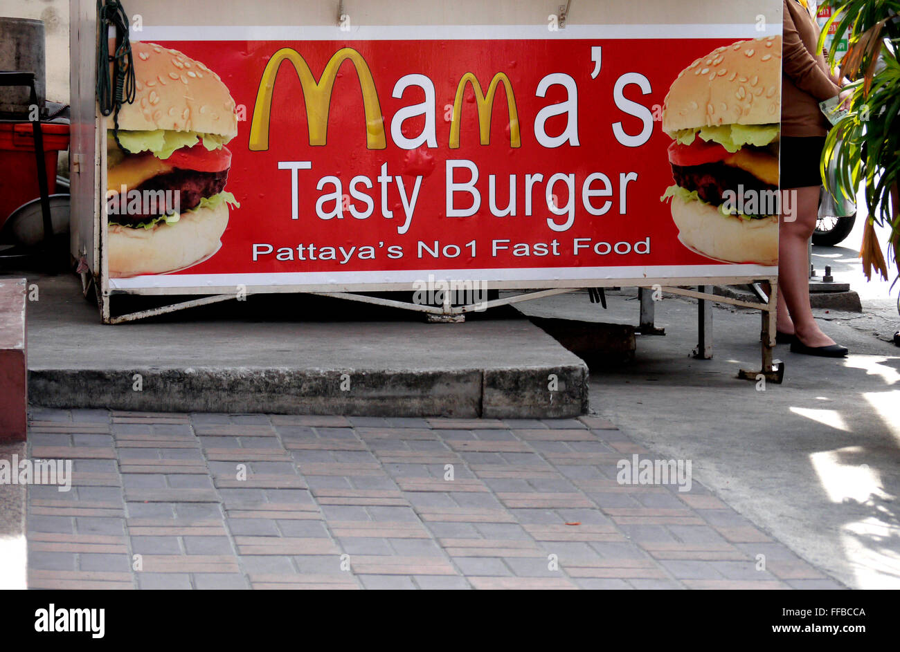 Ein Hamburger in Pattaya Thailand's 'Mama leckere Burger mit McDonald's M-Logo als Teil Ihrer Werbung zu unterzeichnen. Mögliche copyright Problem Abschaltdruck Stockfoto