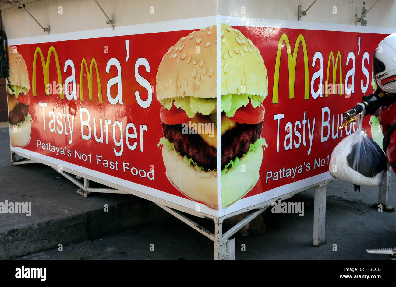 Ein Hamburger in Pattaya Thailand's 'Mama leckere Burger mit McDonald's M-Logo als Teil Ihrer Werbung zu unterzeichnen. Mögliche copyright Problem Abschaltdruck Stockfoto