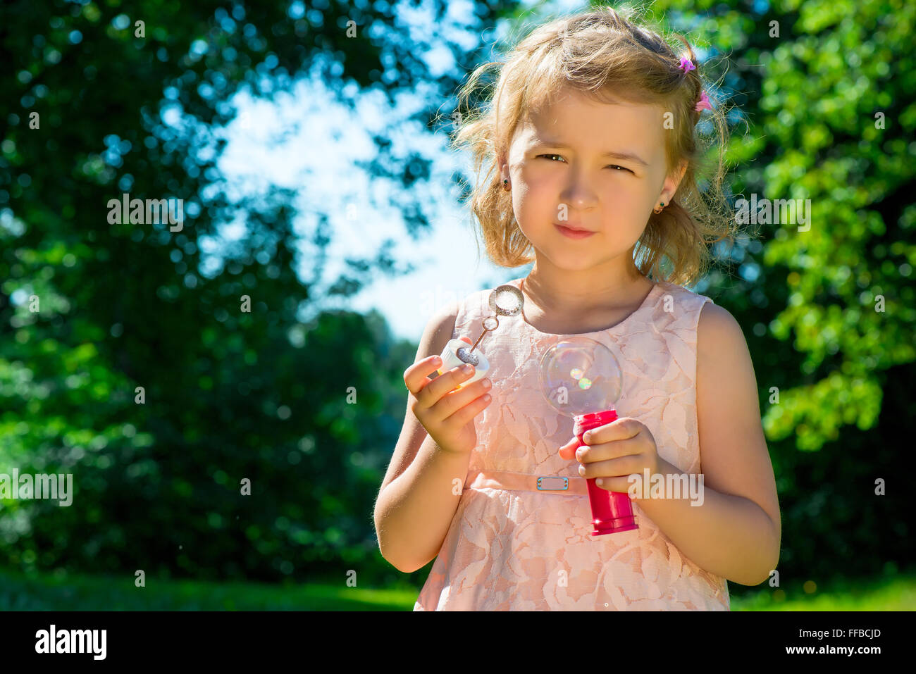 Mädchen mit Seifenblasen in den park Stockfoto