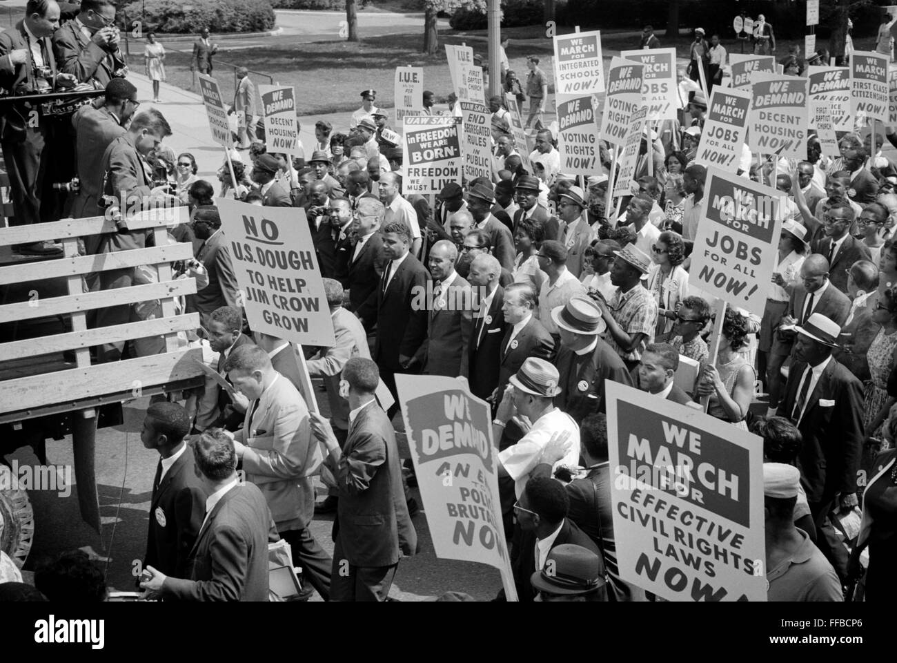 Foto zeigt Bürgerrechtler, wie Martin Luther King, Jr., umgeben von Menschenmassen Zeichen tragen. 28. August 1963. Stockfoto