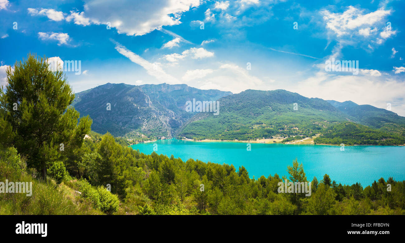 Panorama der Landschaft von St. Croix See in den Gorges Du Verdon in Süd-Ost-Frankreich. Provence-Alpes-Cote d ' Azur. Stockfoto