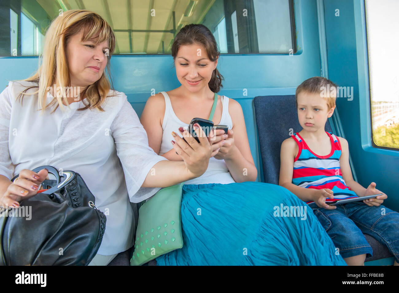 Porträt u-Bahn-Fahrgäste mit mobilen Geräten Stockfoto