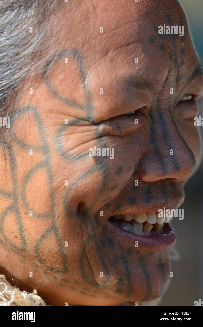 Eine Muun Chin-Frau mit Gesicht tätowiert, Mindat, Myanmar. Stockfoto