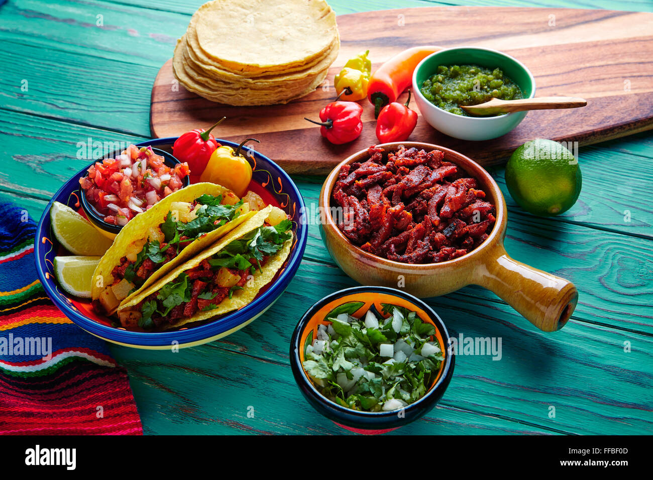 Tacos al Pastor mexikanisch mit Koriander Ananas und chili Stockfoto