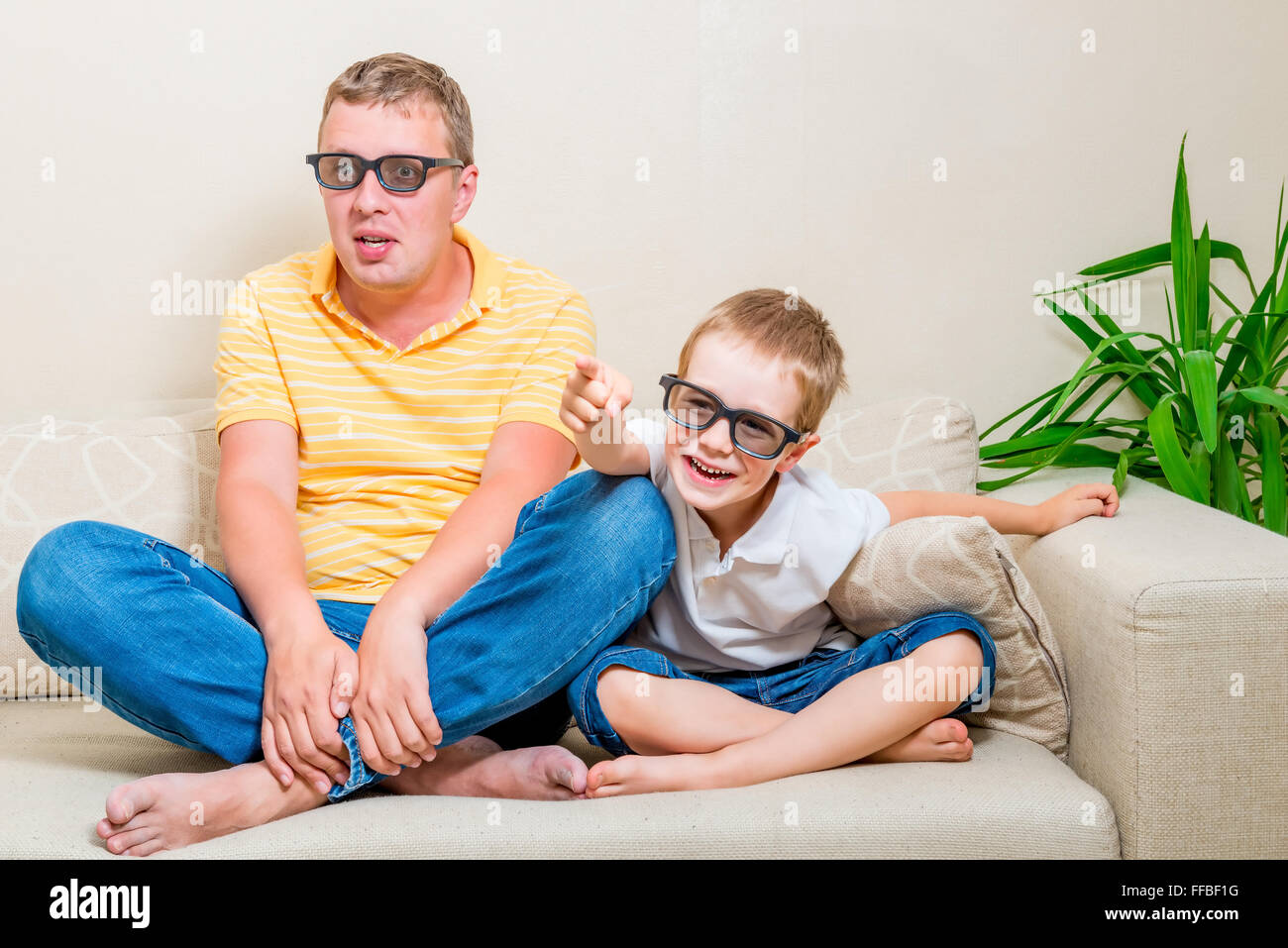 Vater und Sohn einen lustigen Film im Fernsehen in 3d Brille Stockfoto