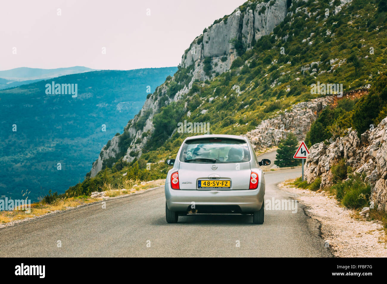Verdon, Frankreich - 29. Juni 2015: Grau Nissan Micra Auto unterwegs auf Hintergrund der französischen Berglandschaft Natur der Gorg Stockfoto