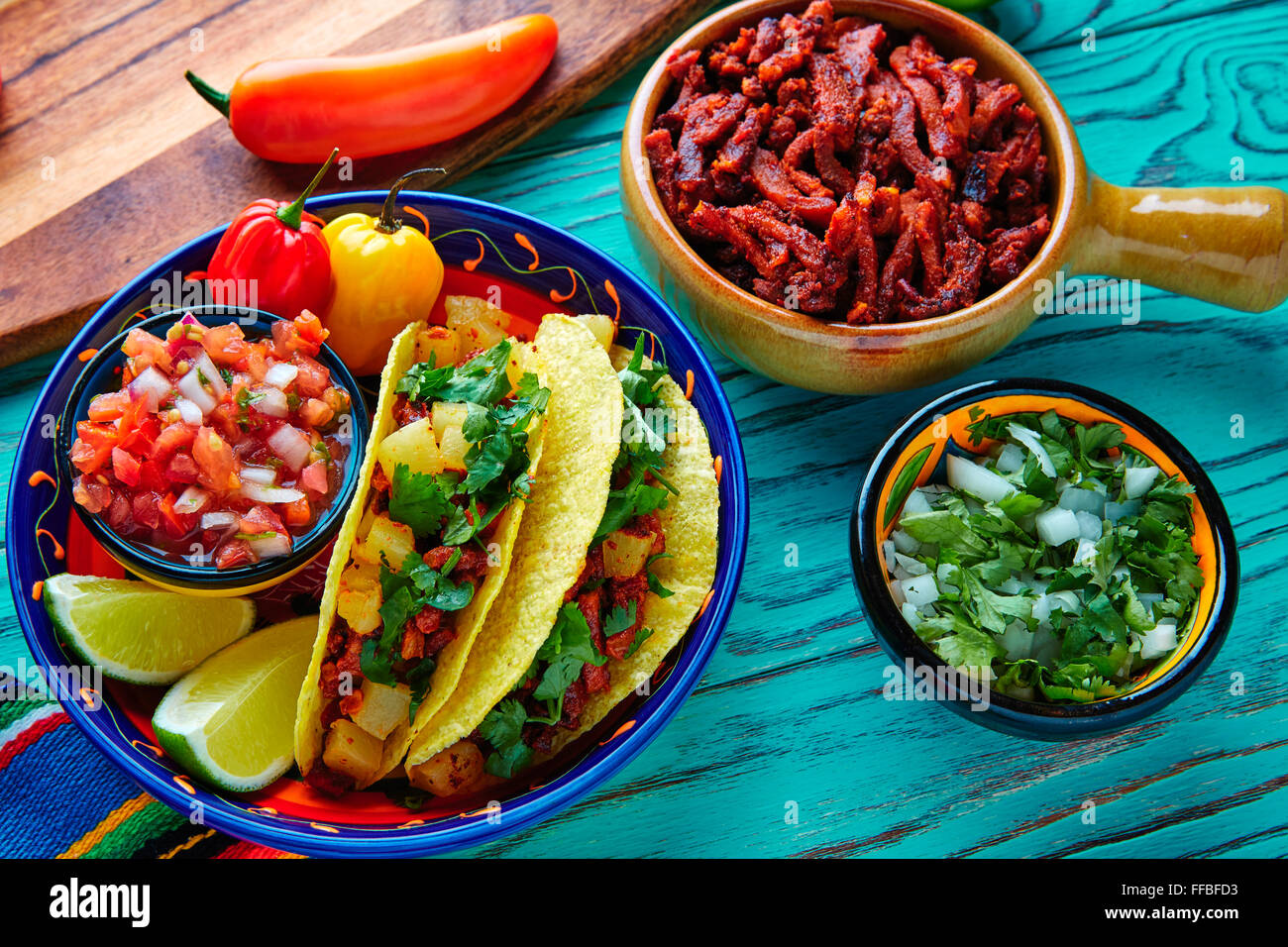 Tacos al Pastor mexikanisch mit Koriander Ananas und chili Stockfoto