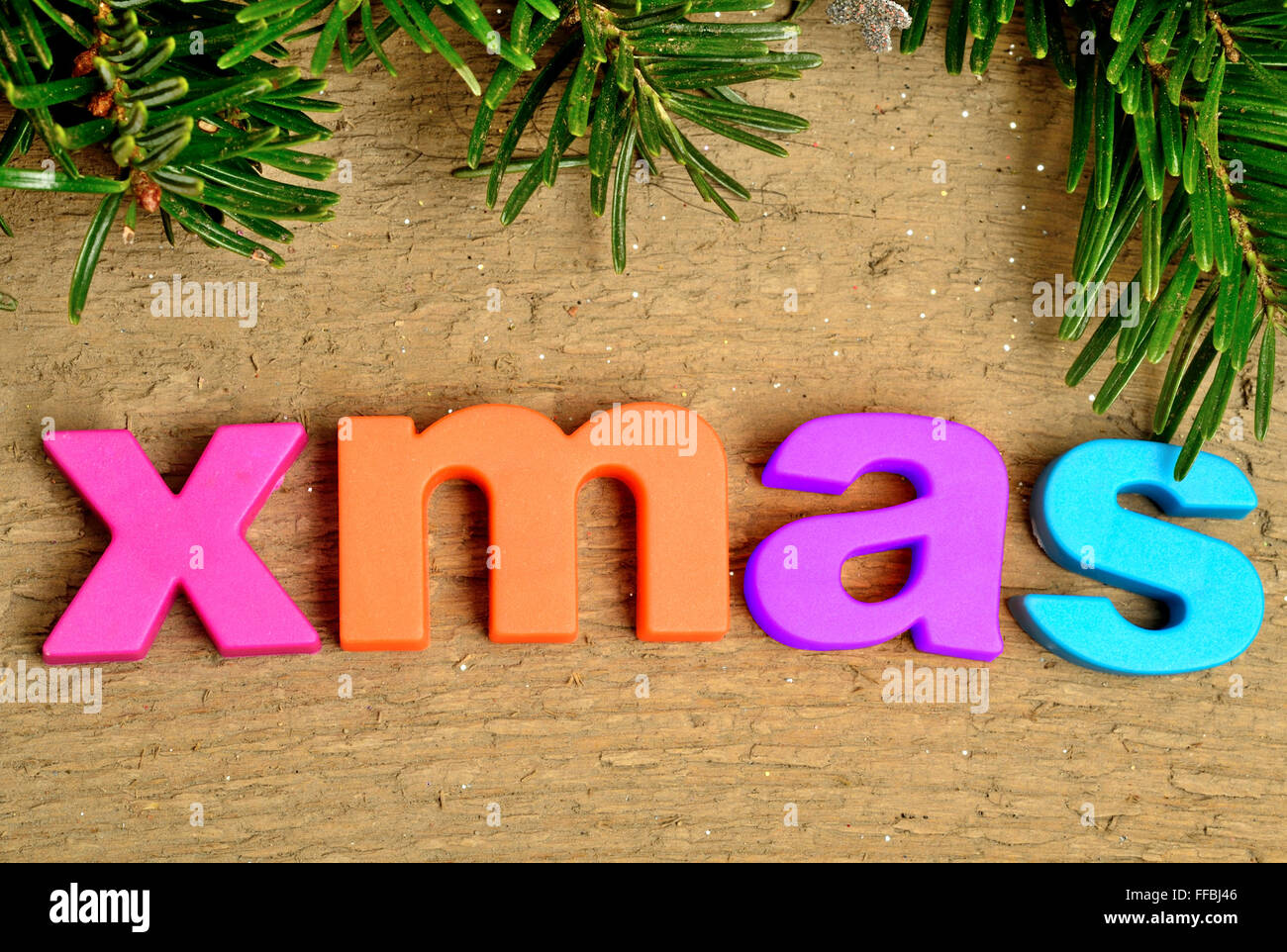 Xmas-Wort mit Ast Baum auf Holztisch Stockfoto