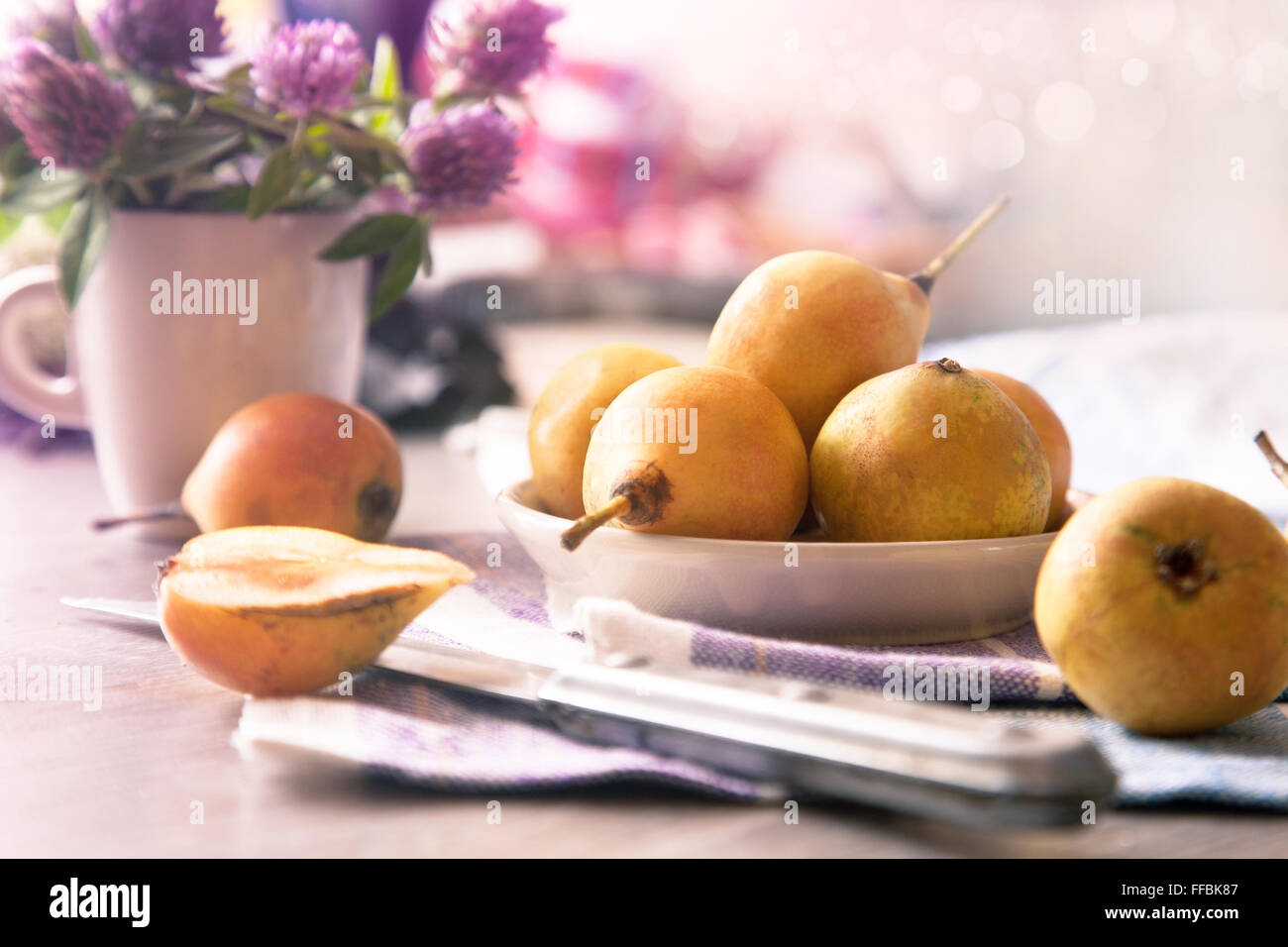 Stillleben mit Birnen und Blumen auf dem Tisch Stockfoto