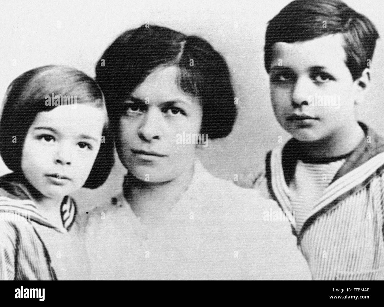 MILEVA MARIC MIT SÖHNEN. /nMileva Maric, die erste Frau von Albert