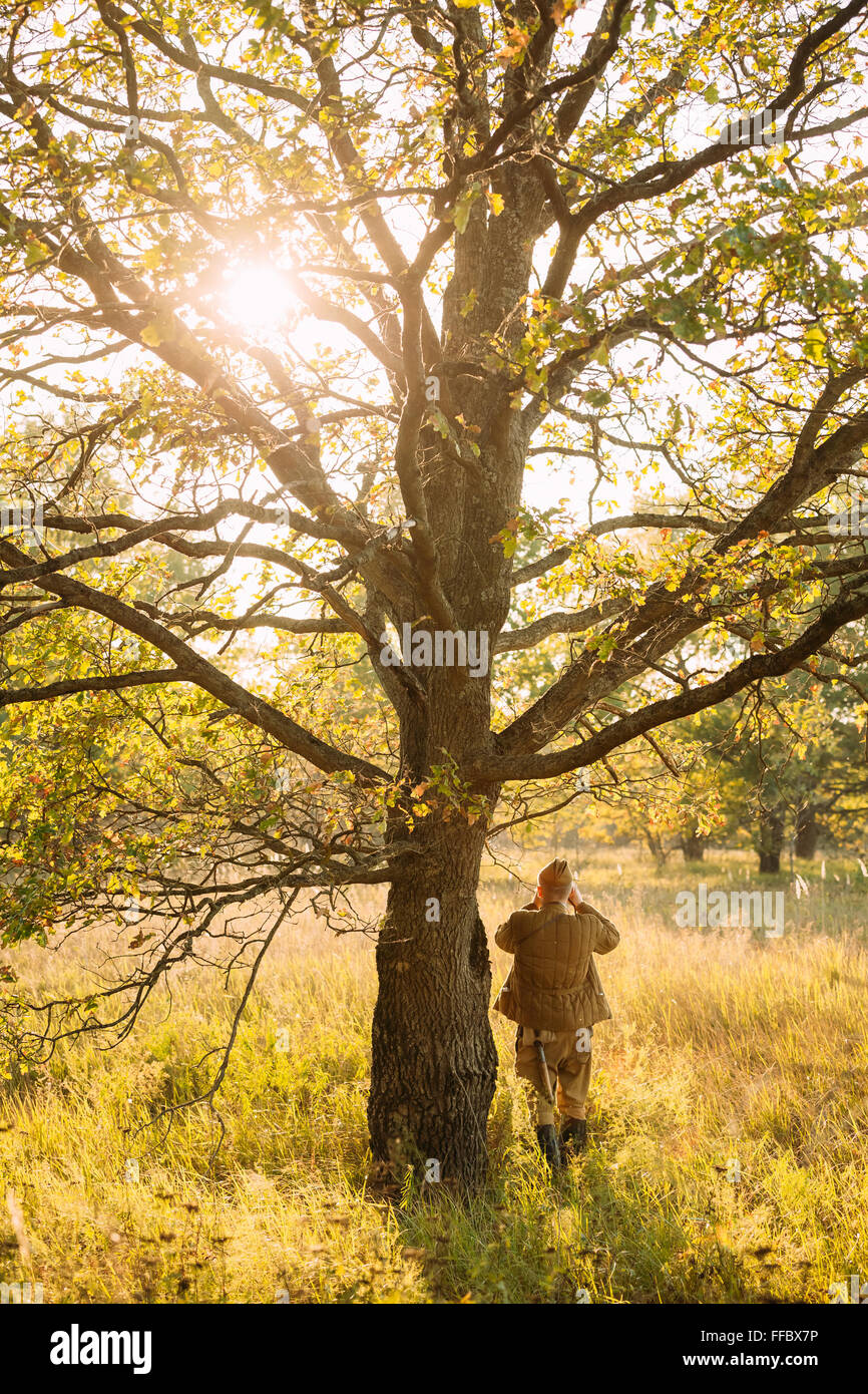 Nicht identifizierte Re-Enactor gekleidet wie ein Fernglas Sowjetsoldaten anschaut. Stockfoto