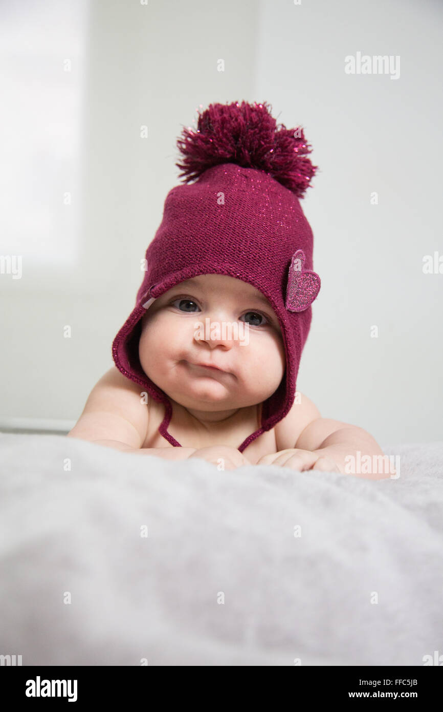 niedliche Baby Portrait mit mollig Wange ist im Bett liegend. Stockfoto
