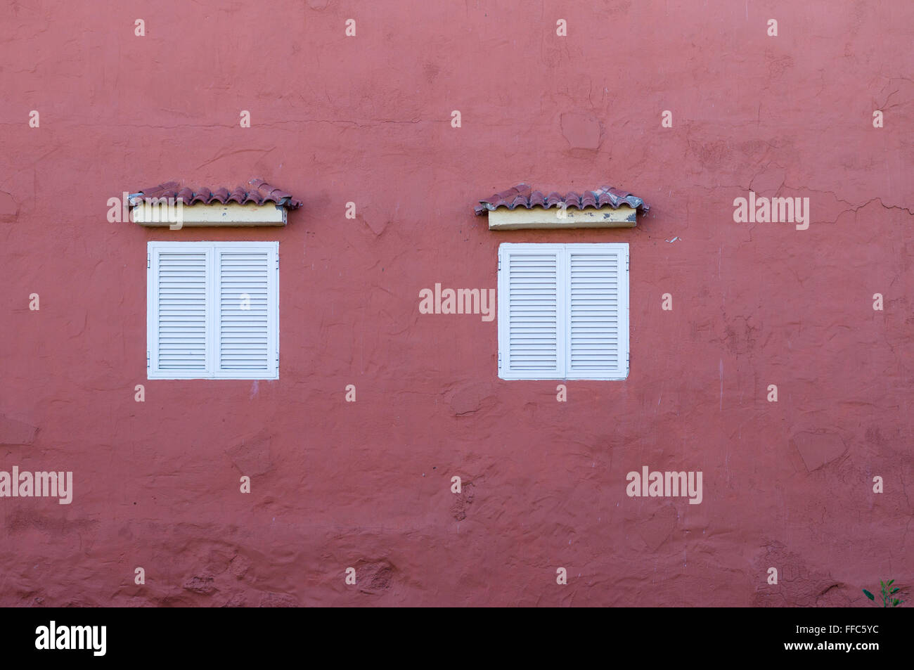 Typisch kanarisches Hauswand mit zwei Fenstern Stockfoto