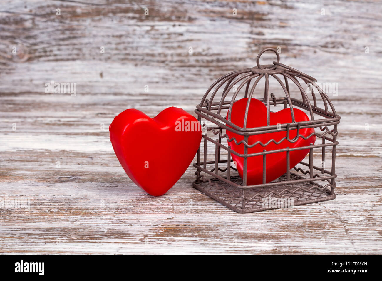 Valentinstag Hintergrund mit einem Herzen in geschlossenen Käfig Stockfoto