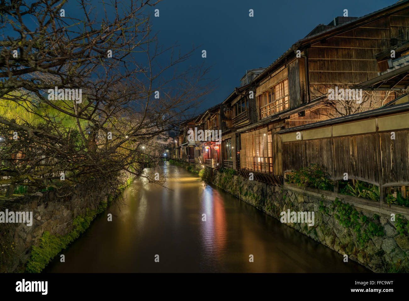 Nacht-Ansicht von Gion Shirakawa Kanal, Kyoto, Japan Stockfoto