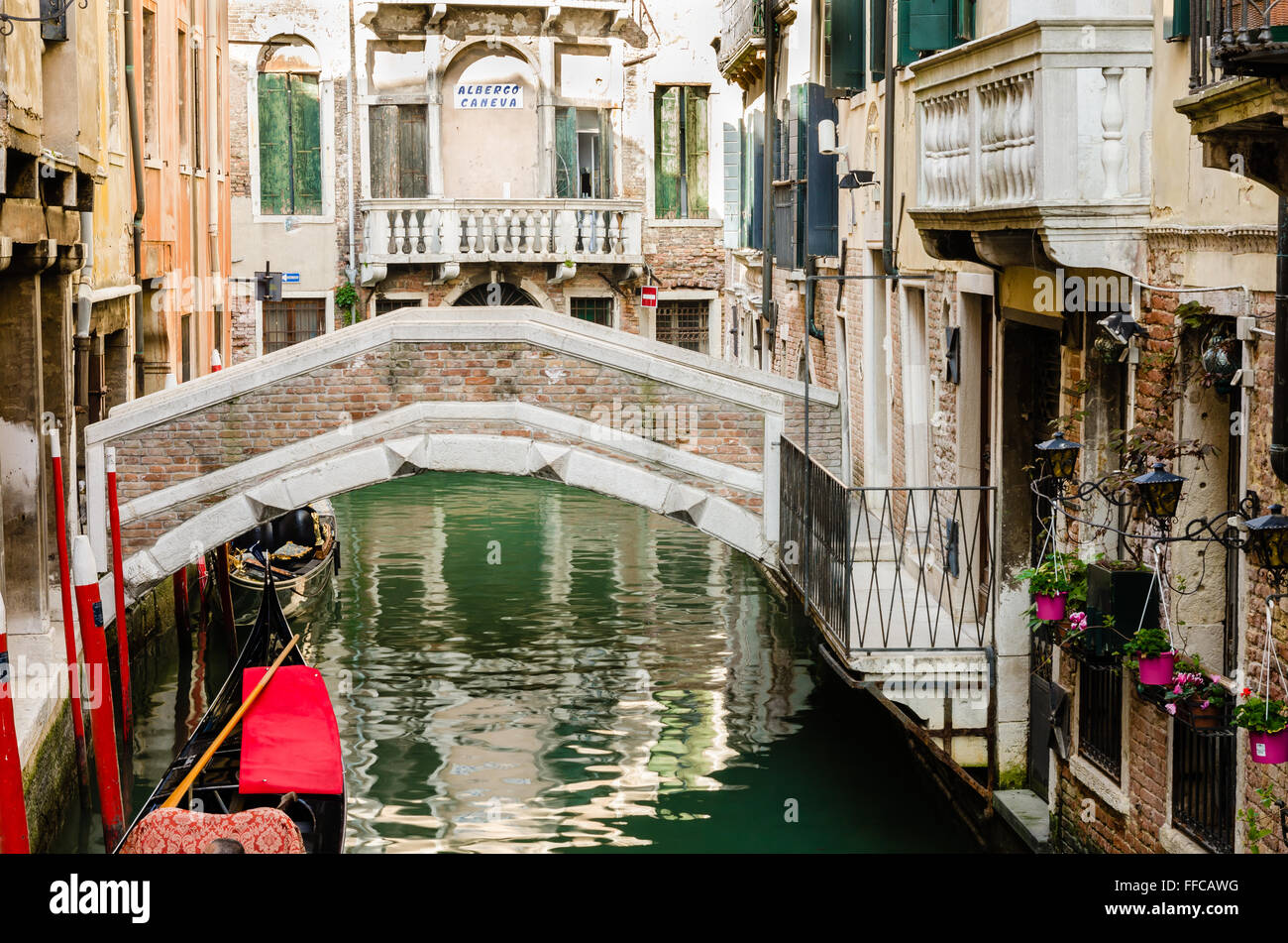 Blick auf einen venezianischen Kanal, das historische Viertel von Venedig ohne Touristen, Italien Stockfoto