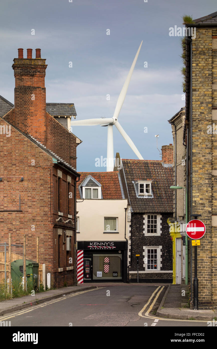 Windturbine gesehen zwischen Gebäuden in Lowestoft, Suffolk, UK Stockfoto