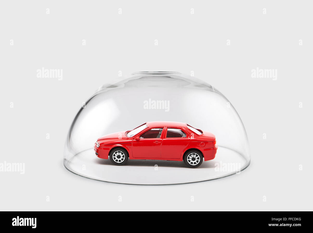 Rotes Auto geschützt unter einer Glaskuppel Stockfoto