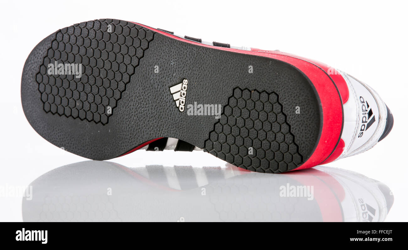 Adidas Gewichtheben Schuhe auf einem weißen Hintergrund mit einer Reflexion  Stockfotografie - Alamy