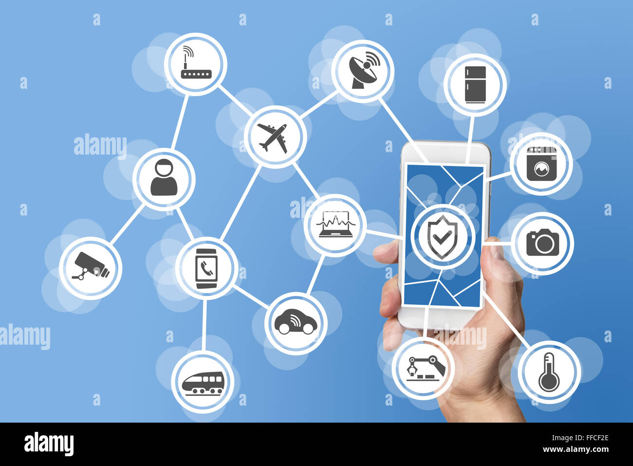 Internet der Dinge-Sicherheitskonzept illustriert von hand halten moderne Smartphone mit angeschlossenen Sensoren in Objekten. Stockfoto