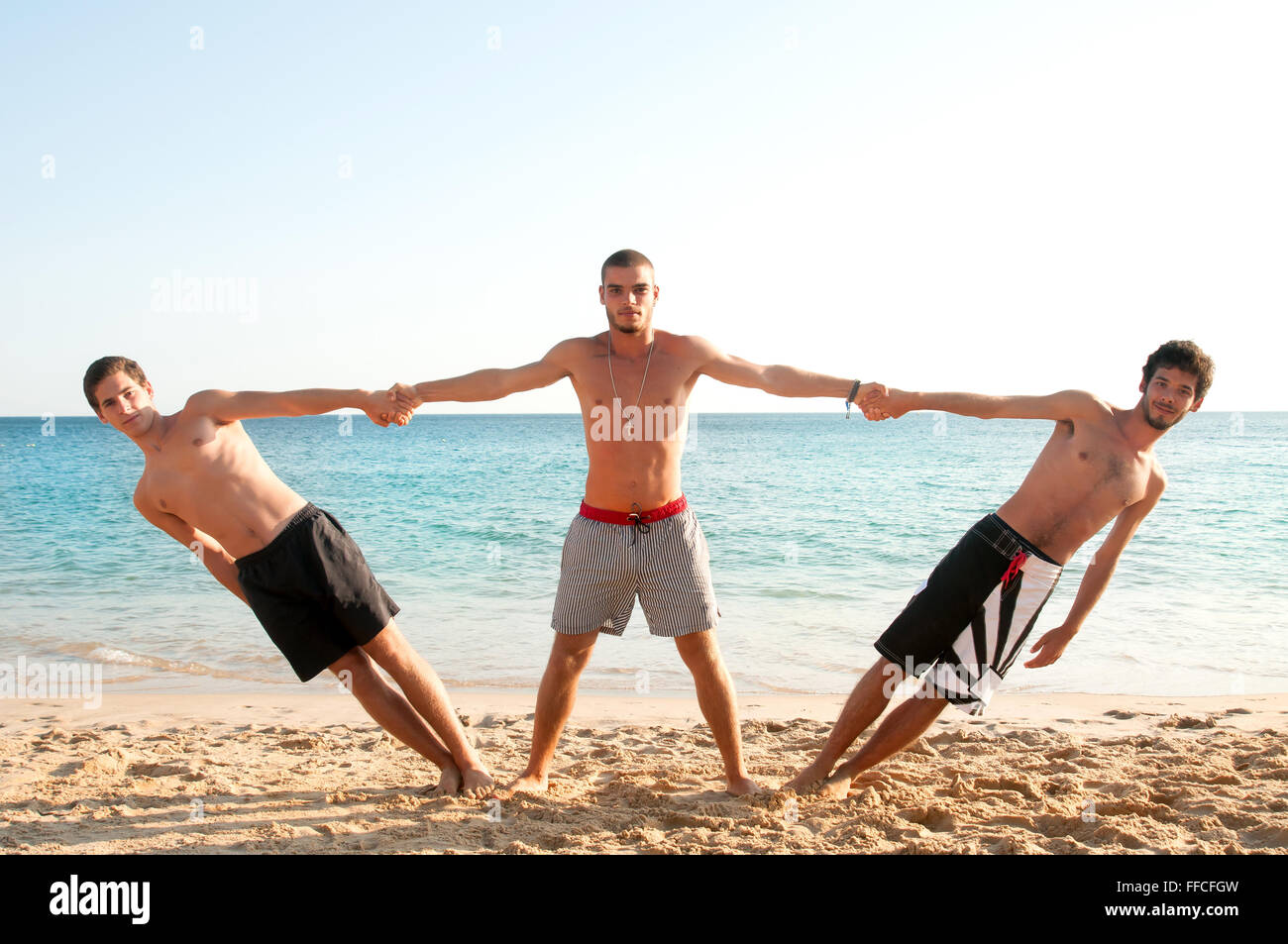 Gruppe von glücklichen jungen am Strand Stockfoto