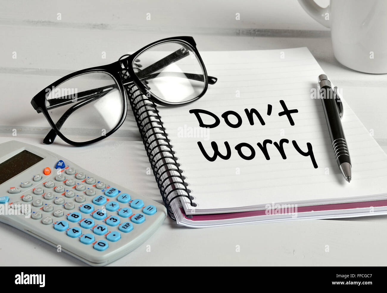 Mach dir keine Sorgen Sie Wort auf Notebook Seite Stockfoto