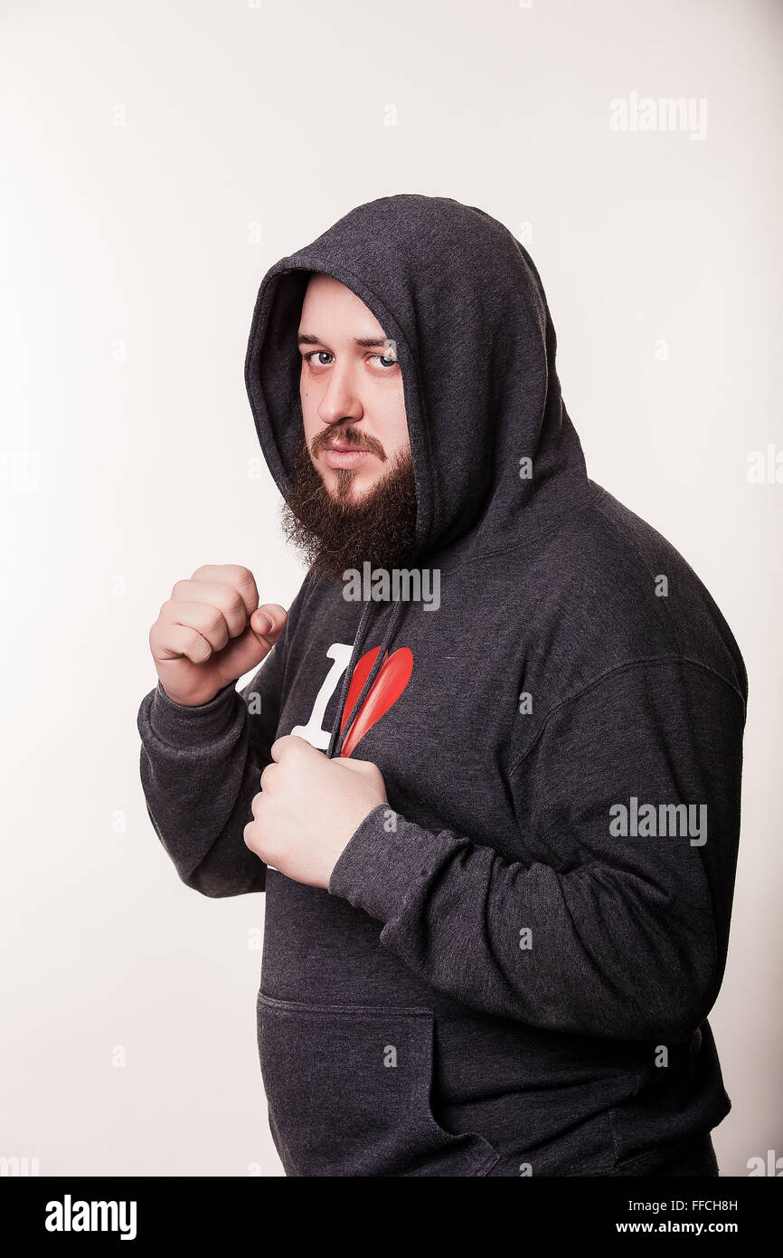 Boxer mit einem ernsten Gesicht mit einem riesigen Bart. In der Haube steht Stockfoto