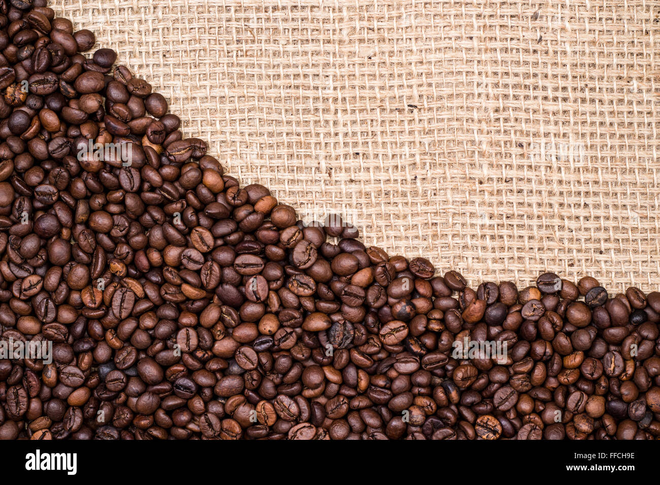 Kaffeebohne-Hintergrund-Design mit Sackleinen Textil Stockfoto