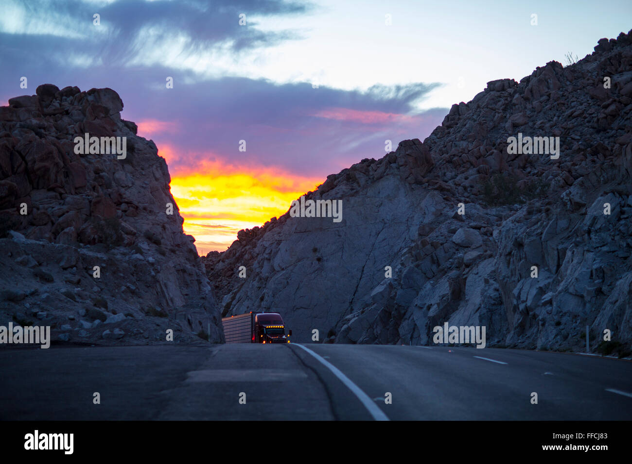 Sonnenaufgang in der Wüste ist so schön, wegen der Wolke ist geprägt von Berg. Stockfoto