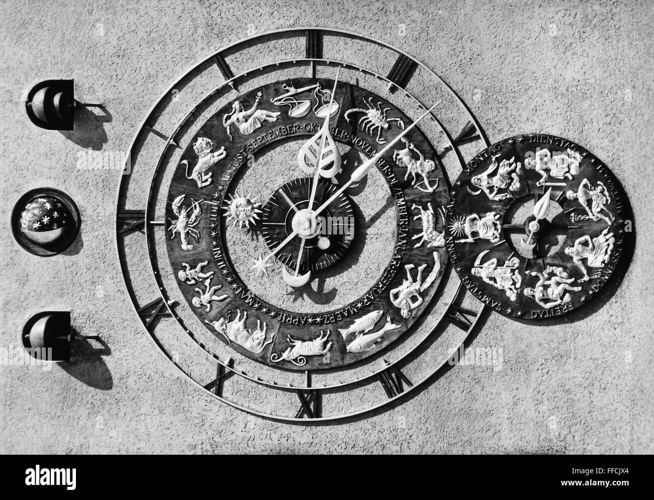 ASTRONOMISCHE Uhr, c1930. /nAstronomical Uhr an der Fassade des Turms im Deutschen Museum in München, konstruiert, c1930. Stockfoto