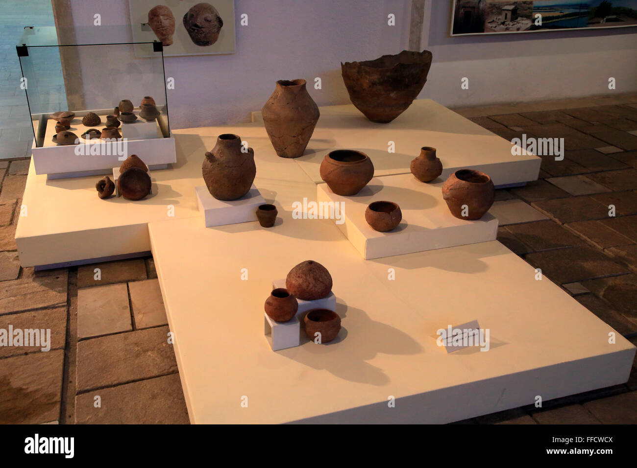 Ausstellung von prähistorischen thrakischen Keramik findet im Museum von Kazanlak, Bulgarien, Osteuropa Stockfoto