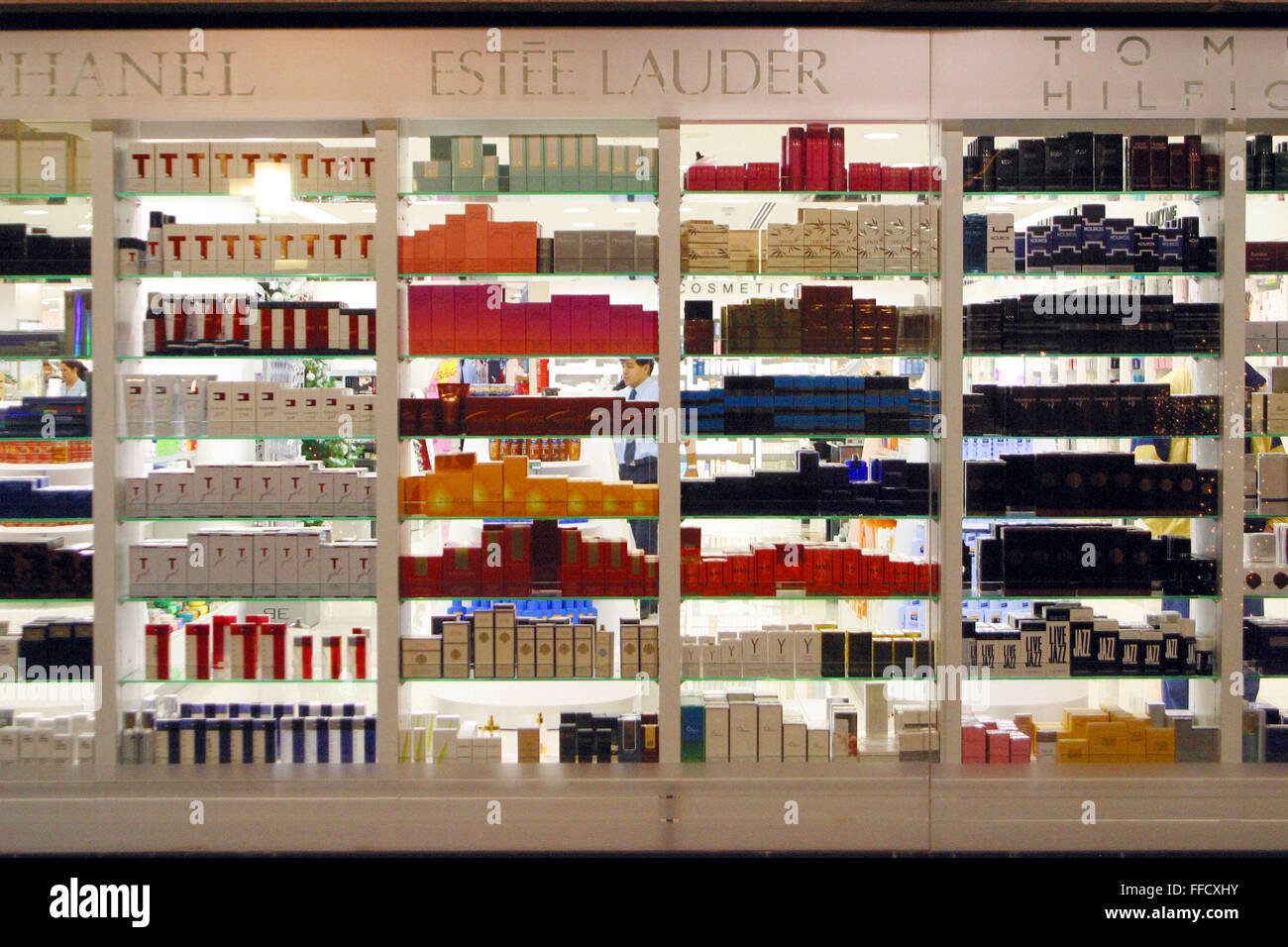 Das Schaufenster eines Parfüm-Shop in einem Einkaufszentrum in Gran Canaria,  Kanarische Inseln, Spanien Stockfotografie - Alamy