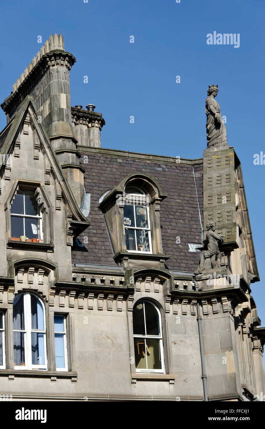 Kunstvollen Schornsteine und Schnitzereien an der Fassade und Dach eines Gebäudes im Zentrum von Edinburgh, Schottland. Stockfoto