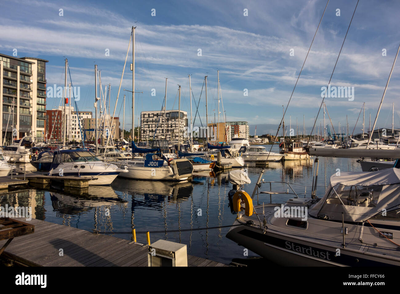 Boote vor Anker bei Ipswich Marina & Waterfront Sanierung, Ipswich, Suffolk, UK Stockfoto