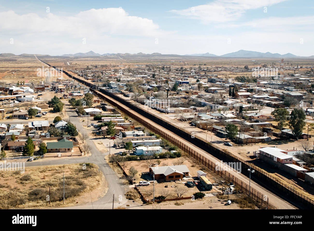 Luftaufnahme des Zauns US-mexikanischen Grenze in Arizona. Siehe Beschreibung für mehr Informationen. Stockfoto