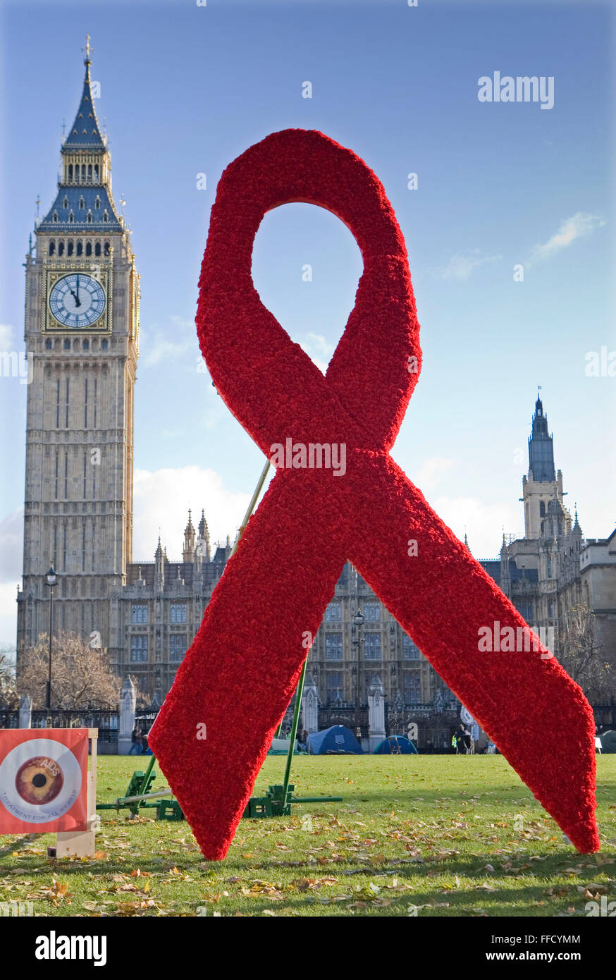 Eine 6 M hohe rote Schleife gemacht von 6000 rote Nelken im Parlament Square für Stop AIDS-Kampagne-Veranstaltung zum Welt-Aids-Tag Stockfoto