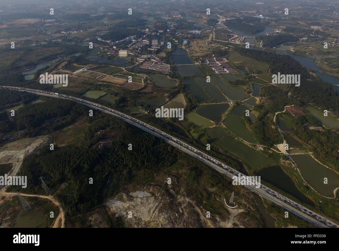 Nanning. 12. Februar 2016. Eine Luftaufnahme, aufgenommen am 12. Februar 2016 zeigt Fahrzeuge bewegt sich langsam auf eine Schnellstraße in der Nähe von Nanning, Süd-China Guangxi Zhuang Autonome Region. Autobahnen und Eisenbahnen in ganz China haben steigende Passagieraufkommen gesehen, während Millionen von Chinesen Rückkehr an den Arbeitsplatz während der einwöchigen Frühlingsfest Urlaub zu Ende geht. © Huang Xiaobang/Xinhua/Alamy Live-Nachrichten Stockfoto