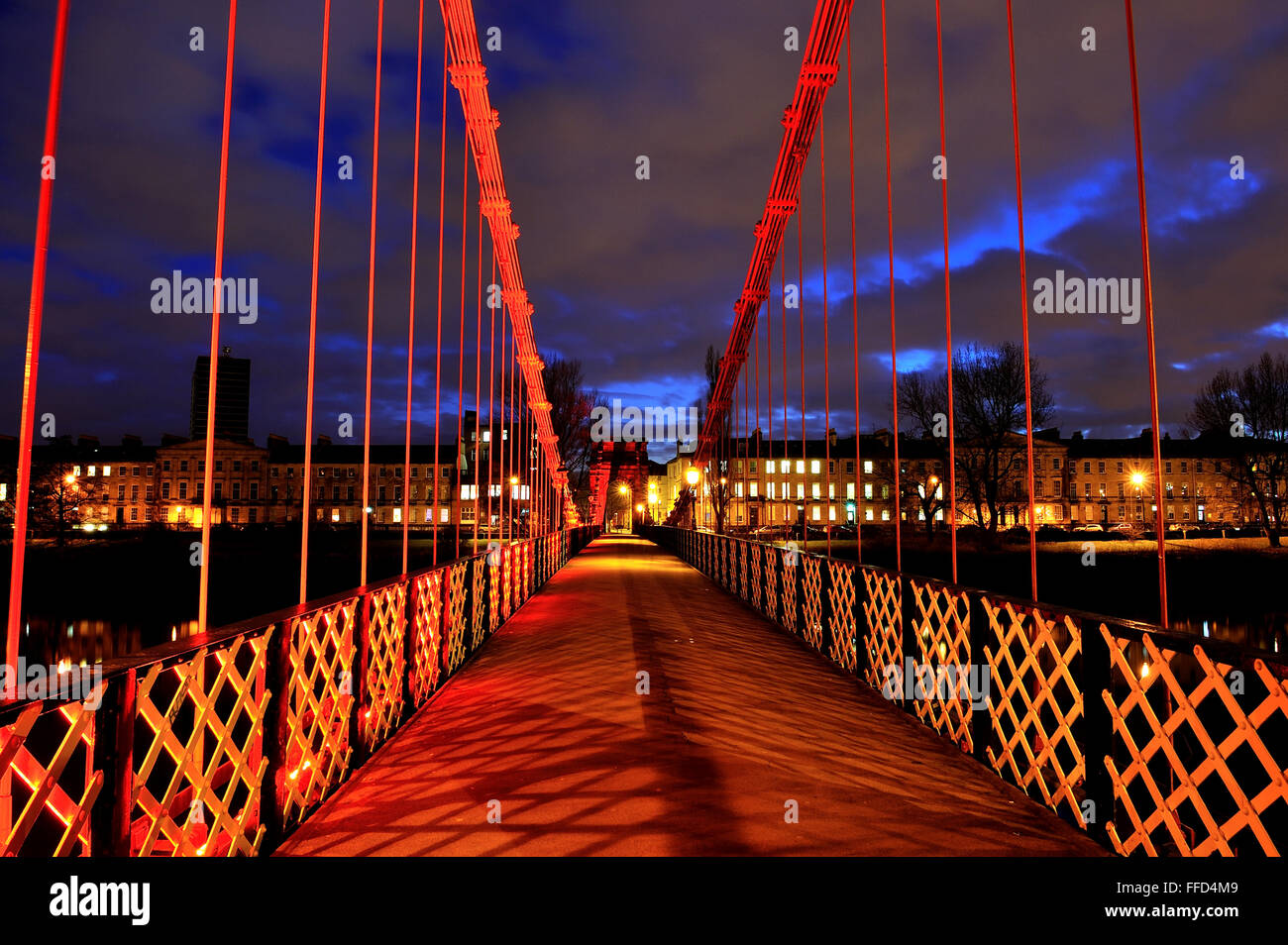 Carlton Bridge, auch bekannt als South Portland Street Hängebrücke, in Glasgow, Schottland in der Abenddämmerung Stockfoto