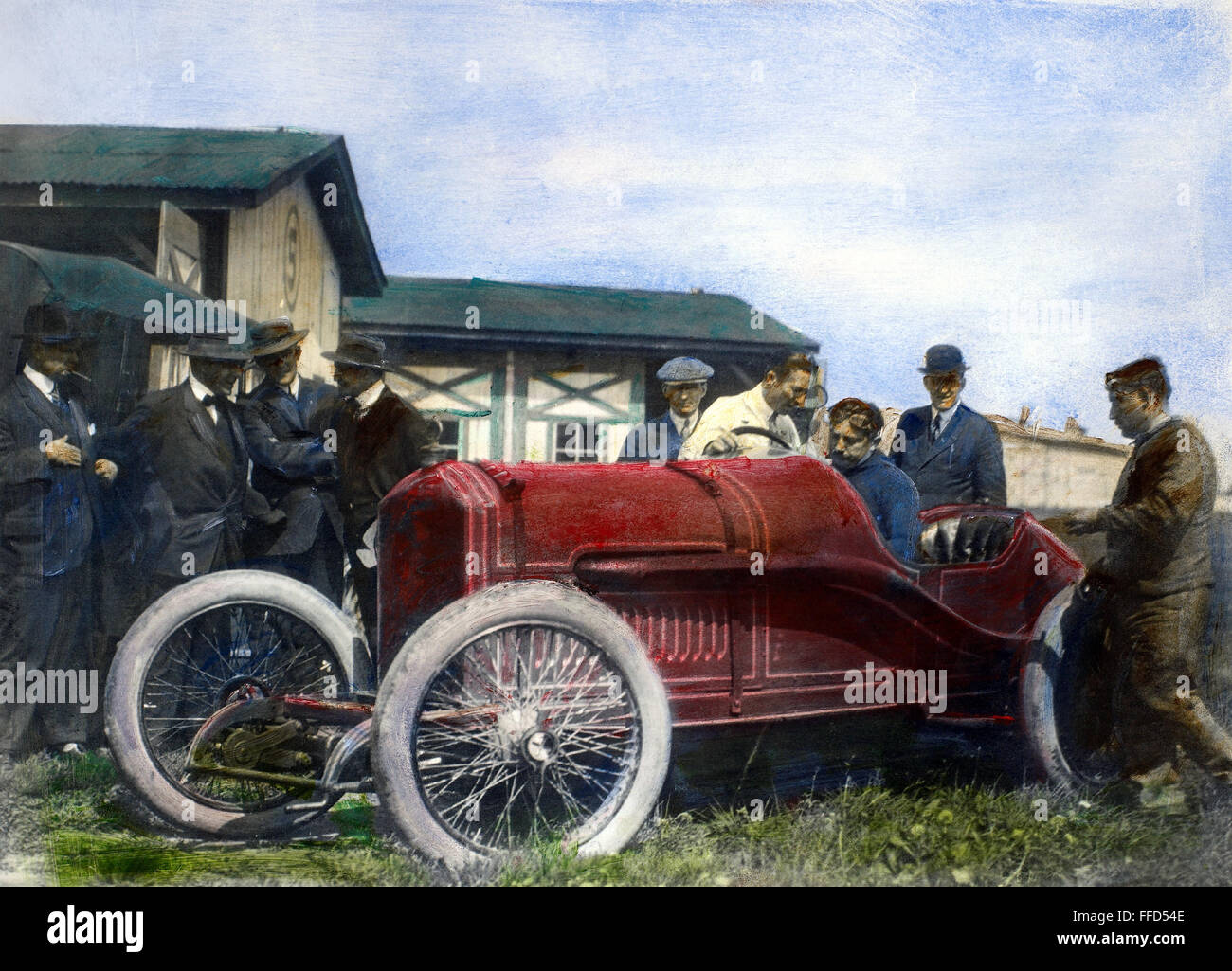 RENNWAGEN, 1914. /nFrench Rennfahrer Georges Boillot hinter dem Steuer von einem Peugeot erhalten Anweisungen von seinem Teamkollegen, Jules Goux (in weiß), vor den 500 Meilen von Indianapolis 1914. Stockfoto