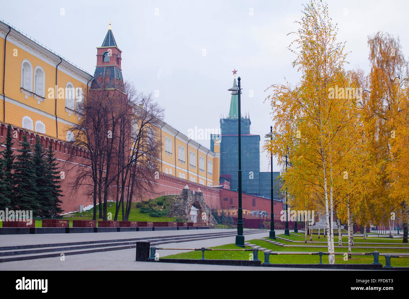 Mauer des Kremls in Moskau im Arbeitsspeicher, um die verlorenen Soldaten, Aleksandrowski Park, eine Wand, Speicher, Soldaten, Ehre, Helden, Park, Bäume Stockfoto