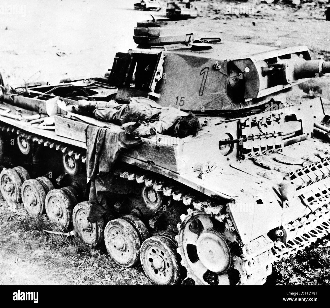 WELTKRIEG II: TUNESIEN, 1943. /nThe bleibt eines Toten deutschen Soldaten liegen neben den Geschützturm von seinem Mark III Panzer während der Schlacht mit den Alliierten am Kasserine Pass, Tunesien, Februar 1943. Stockfoto