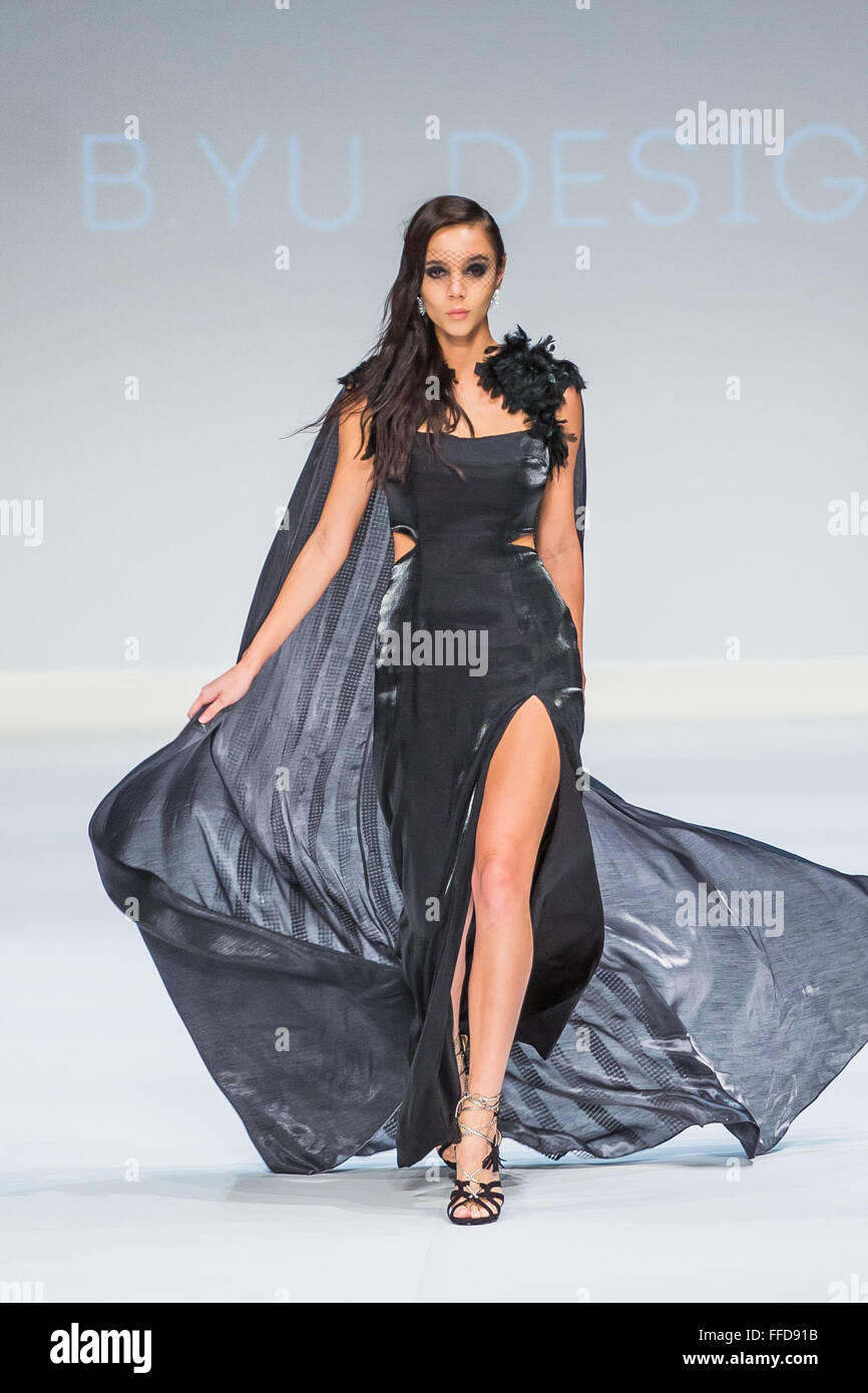 Hong Kong, Hong Kong SAR, China. 18. Januar 2016. Hong Kong australische Designer Ben Yung präsentiert seine AW16 Kollektion für b.yu auf der 47. Hong Kong Herbst/Winter Fashion Week 2016 © Jayne Russell/ZUMA Draht/Alamy Live News Stockfoto