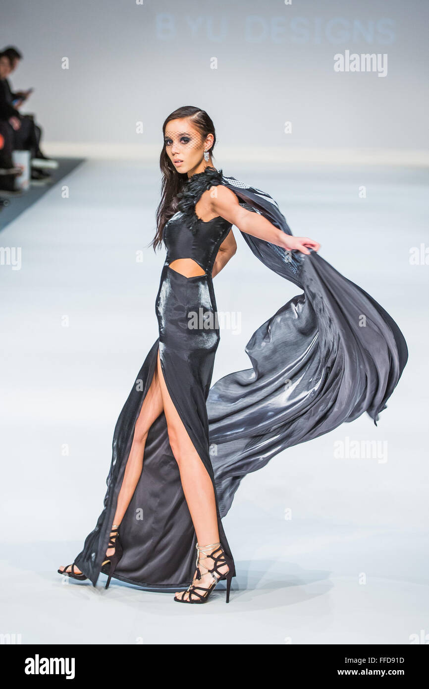 Hong Kong, Hong Kong SAR, China. 18. Januar 2016. Hong Kong australische Designer Ben Yung präsentiert seine AW16 Kollektion für b.yu auf der 47. Hong Kong Herbst/Winter Fashion Week 2016 © Jayne Russell/ZUMA Draht/Alamy Live News Stockfoto